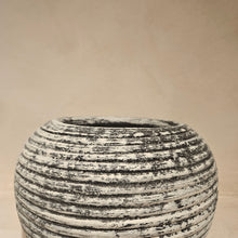 Load image into Gallery viewer, Etta Vase in Black