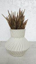 Load image into Gallery viewer, Truett Vase