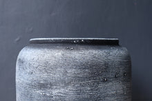 Load image into Gallery viewer, Cassian Clay Vase in Black & White