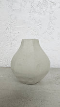 Load image into Gallery viewer, Elton Vase Small
