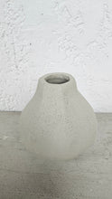 Load image into Gallery viewer, Elton Vase Small
