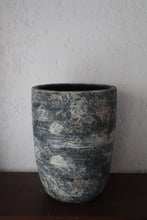 Load image into Gallery viewer, Alistair Planter in Black

