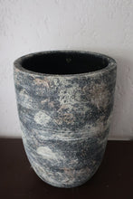 Load image into Gallery viewer, Alistair Planter in Black
